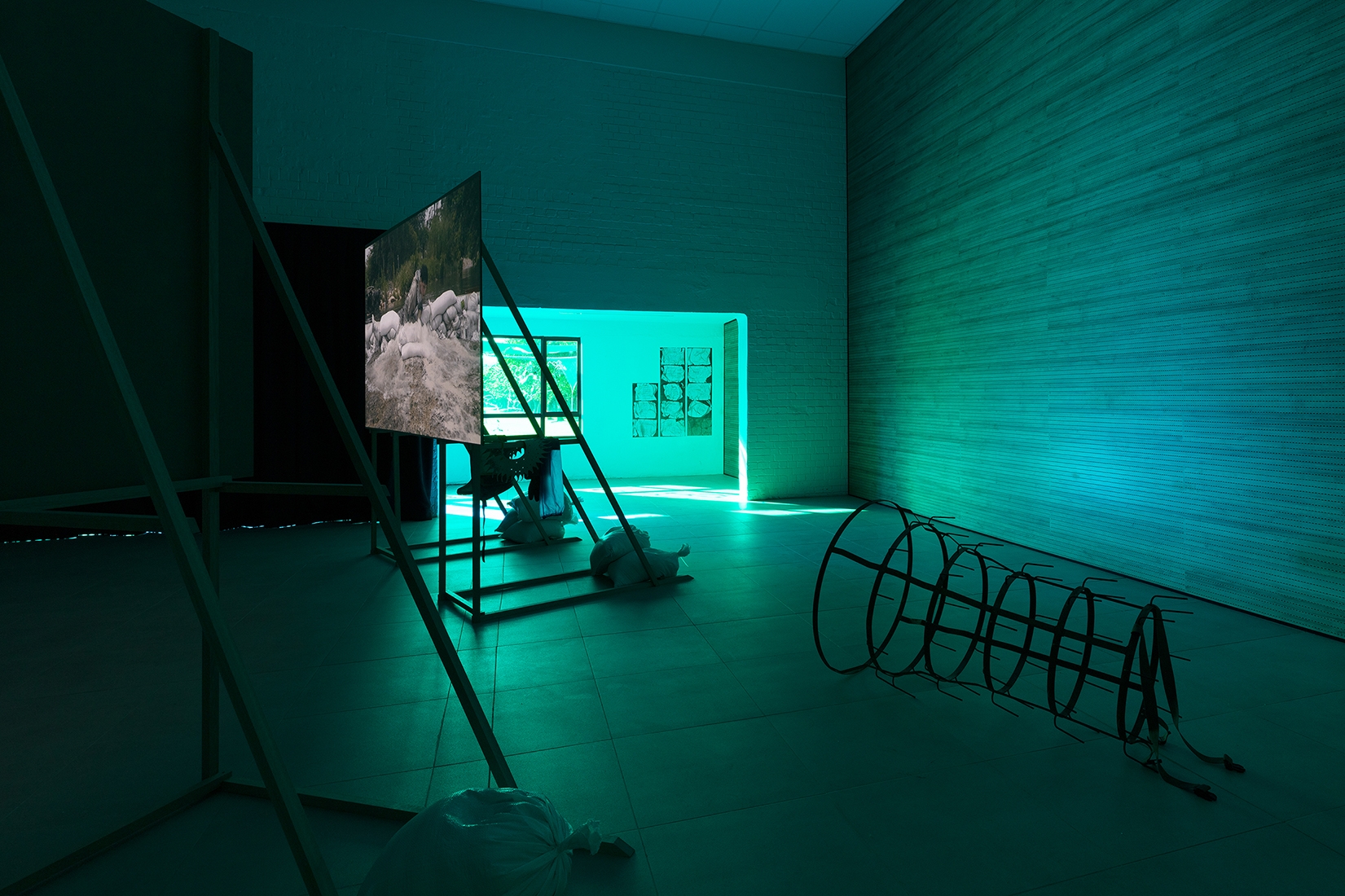 http://mail.abrideswardt.com/files/gimgs/th-81_Installation view Abri de Swardt, Kammakamma (2022-2024), Synchronised two-channel projection, configurable screens, sand from Macassar Dunes, and costumes, 16’54 min 7.jpg